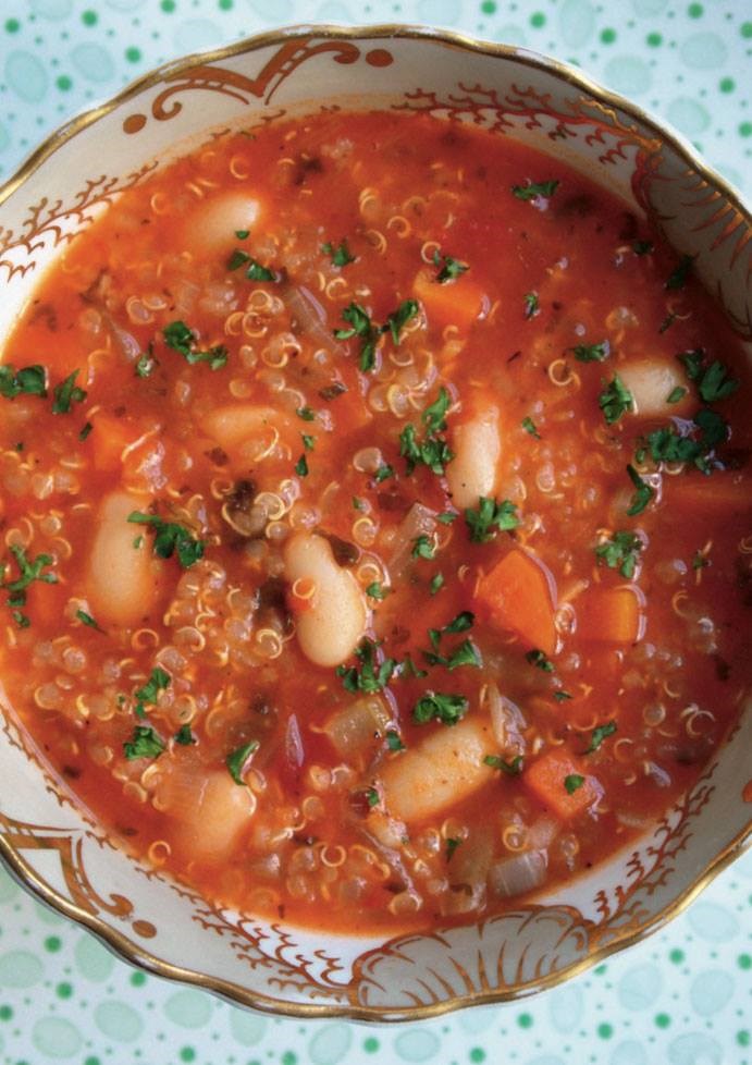 Густой суп из киноа и белой фасоли