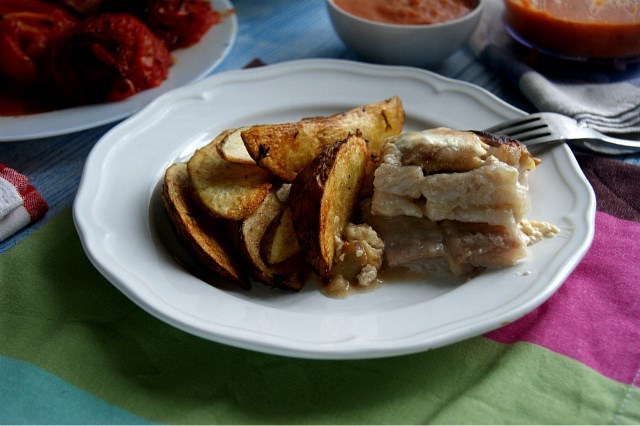 Пангасиус запеченный с яблоками и корицей в сливках