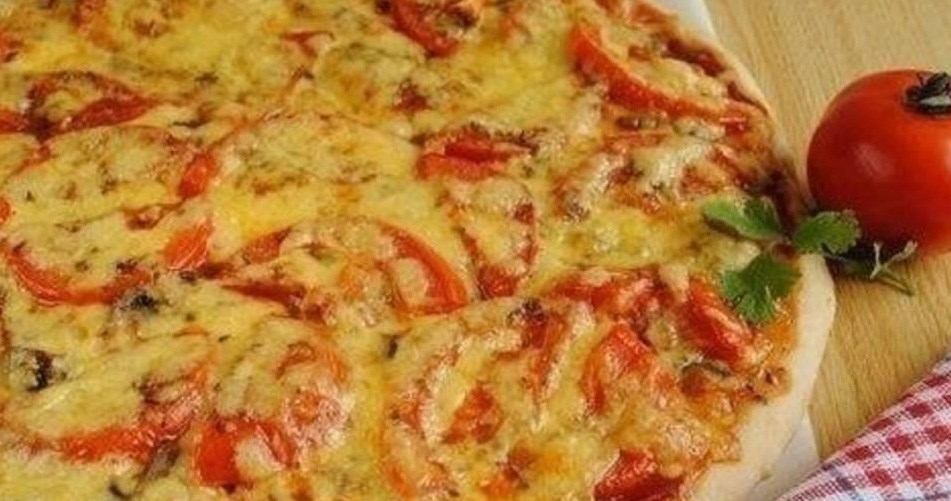 Пицца с курицей, грибами и говядиной