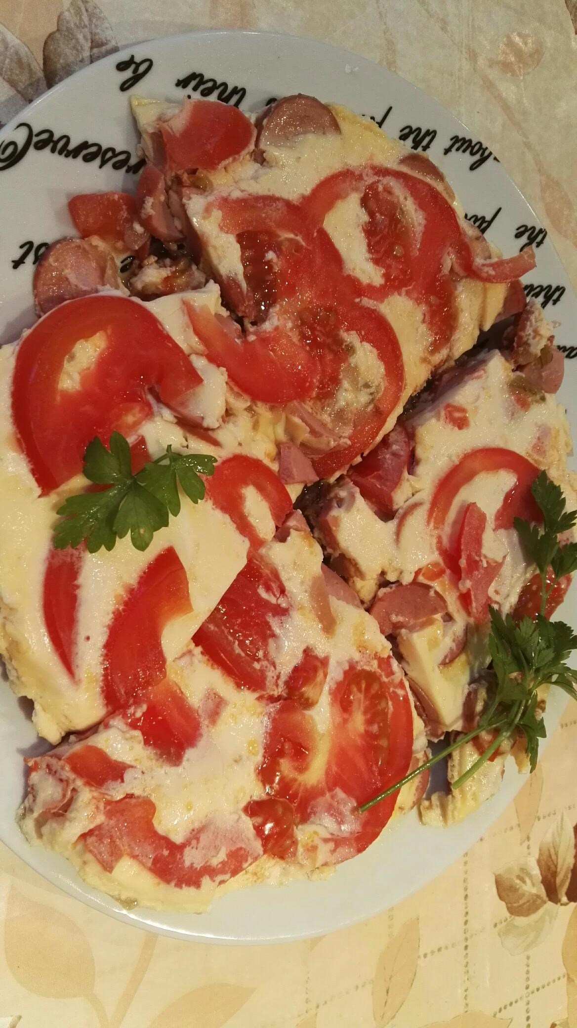 Простой омлет с сосисками и помидорами