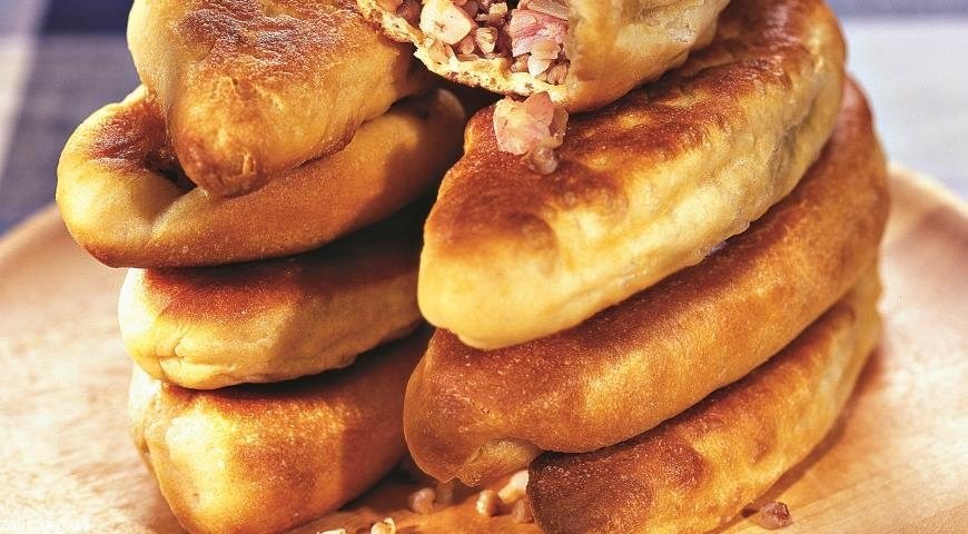 Пирожки с квашеной капустой и утиными шкварками