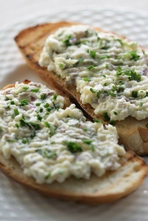 Бутерброд с сельдью и сливочным сыром