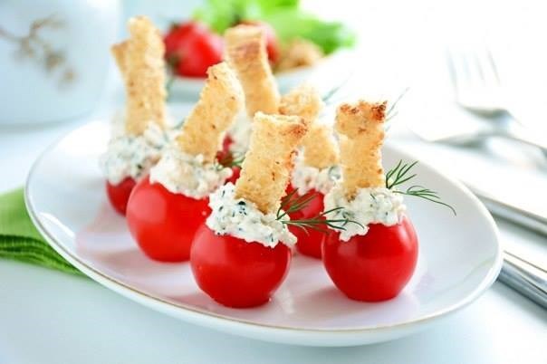 Фаршированные черри с чесночными гренками