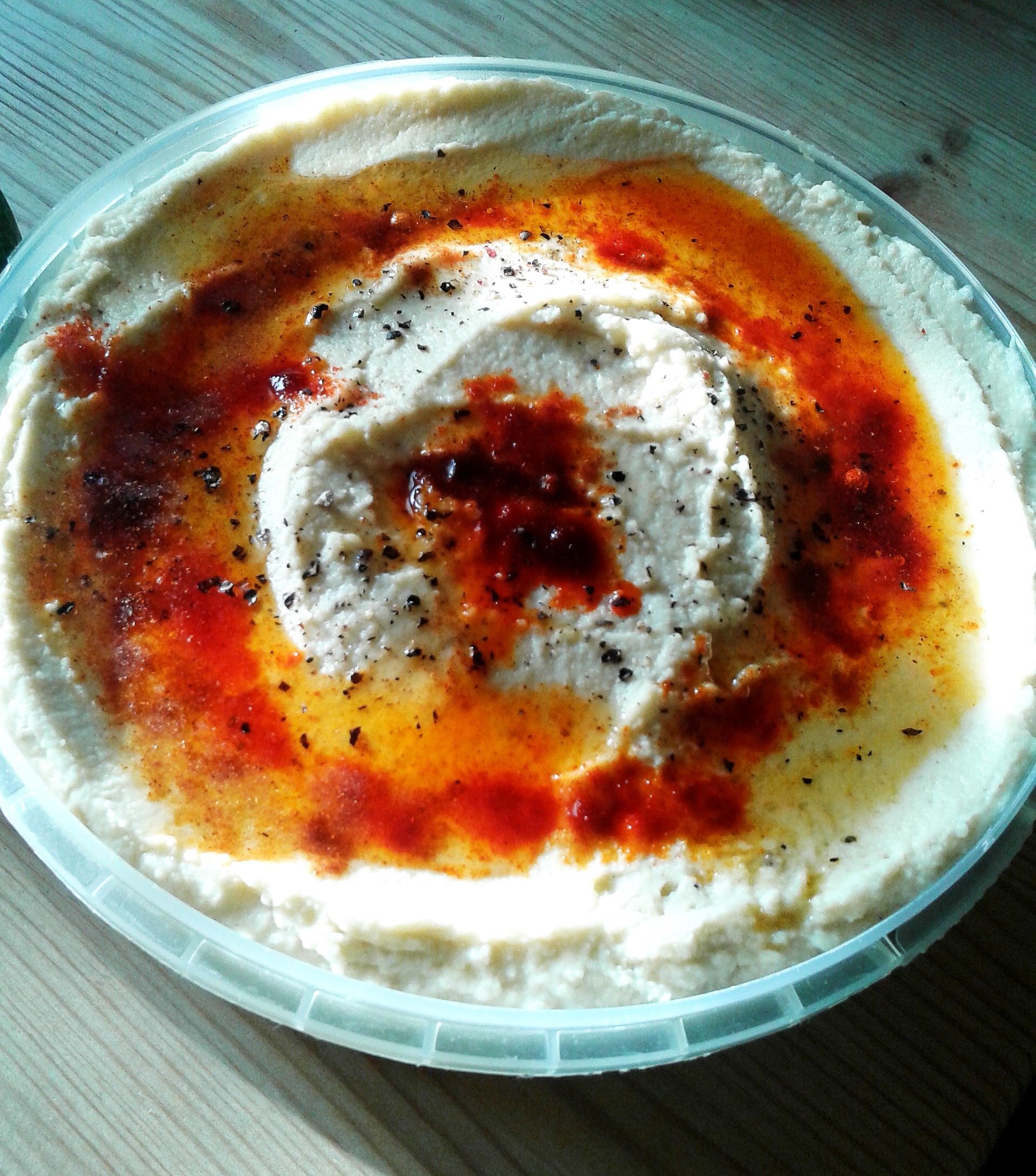 Хумус с кунжутной пастой, кумином, чесноком, лимонным соком и оливковым маслом