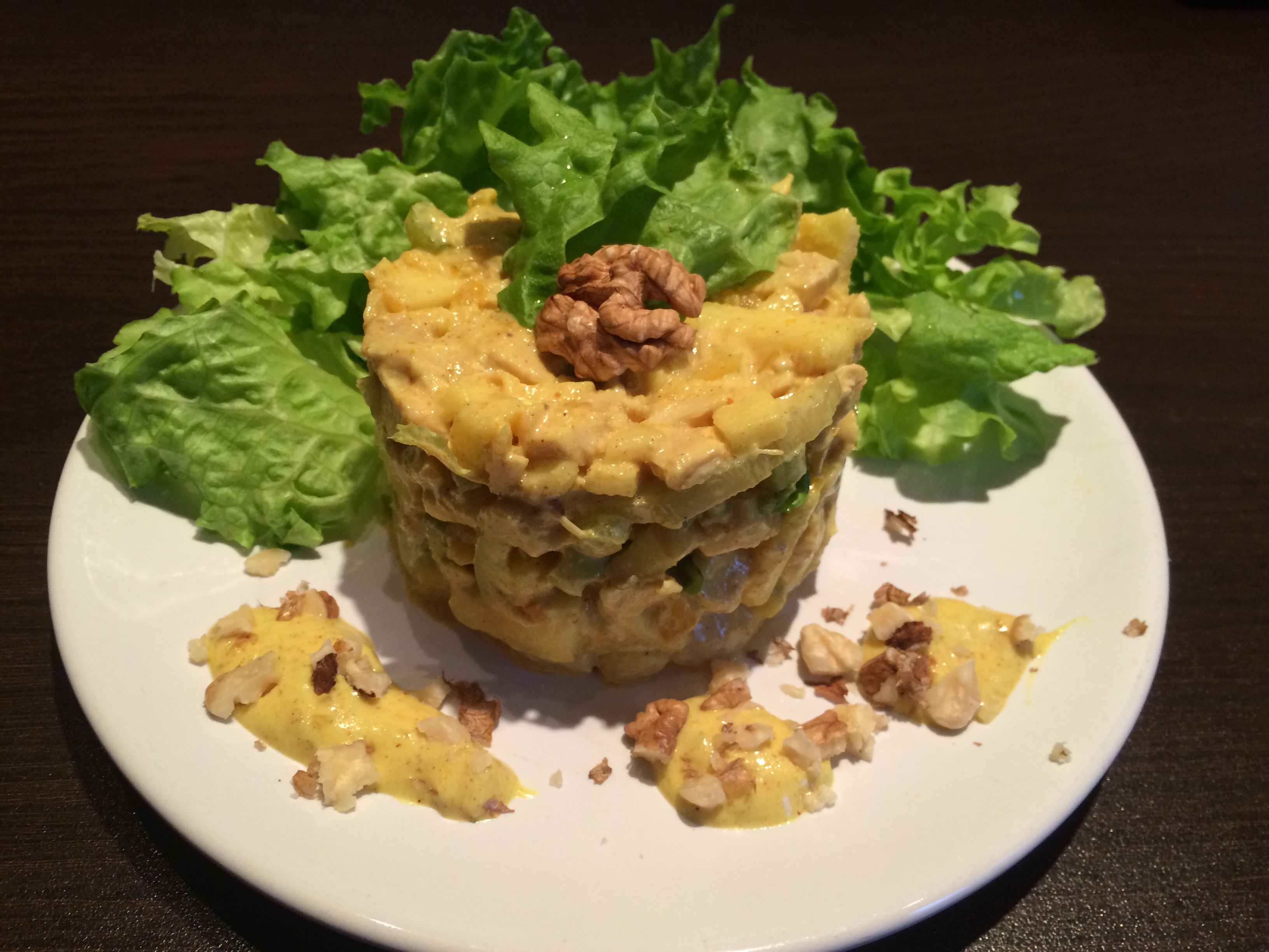 Салат из курицы, яблок, сельдерея и винограда с карри заправкой