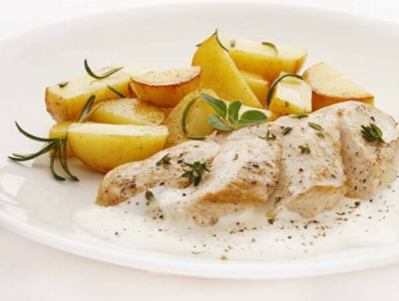 Куриные грудки в сметане и картошкой