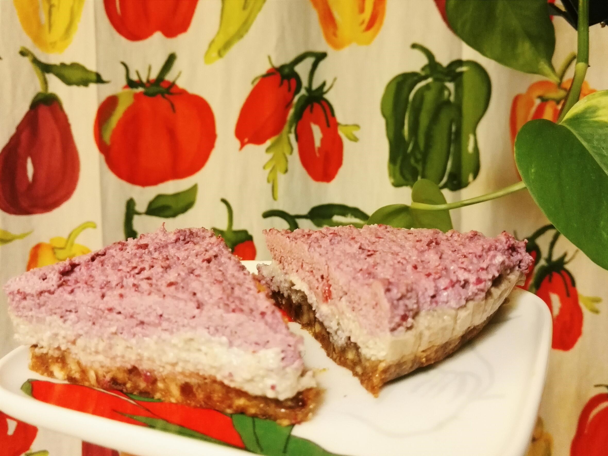 Банановый сыроедческий кешьюкейк с брусникой