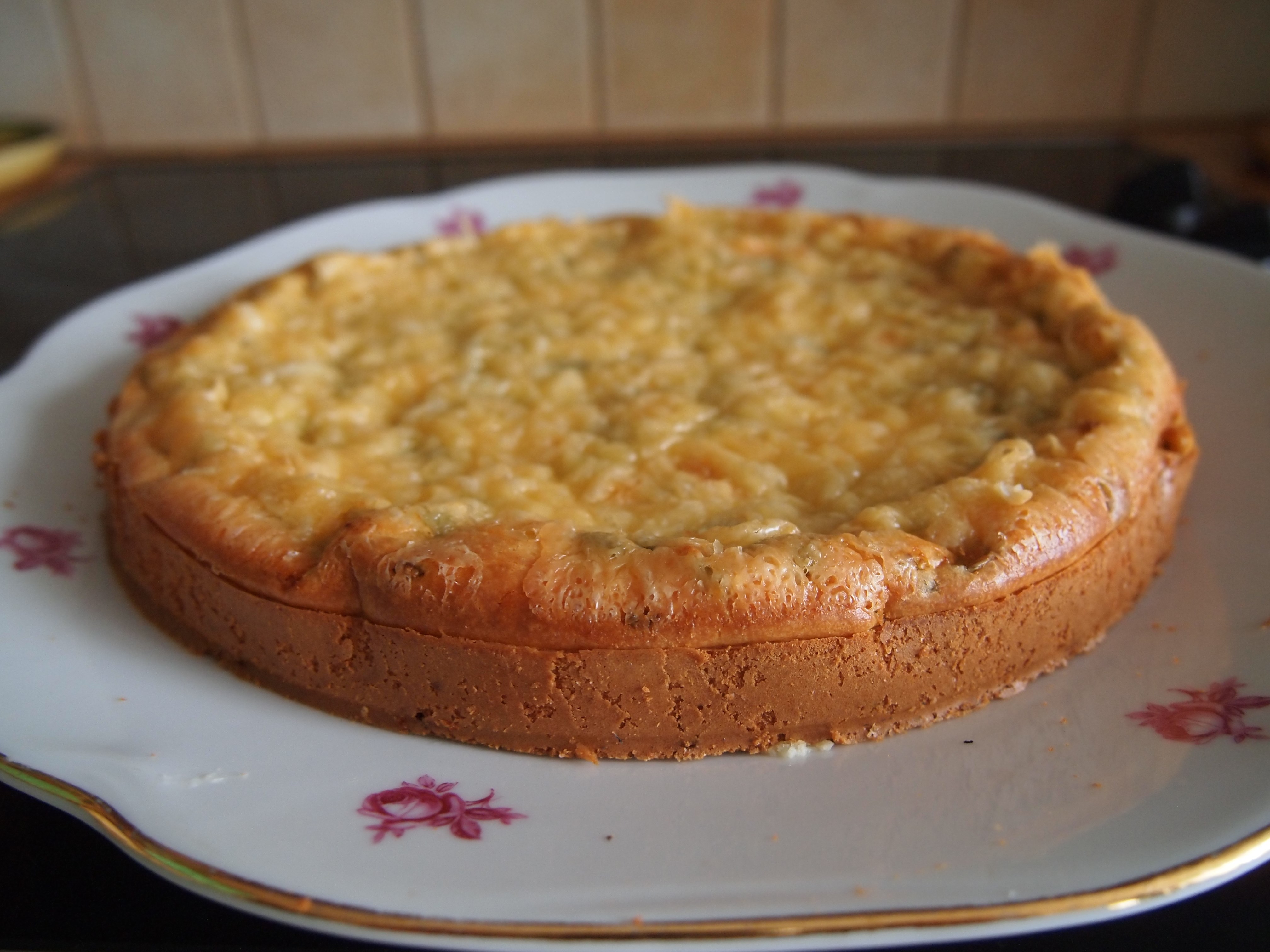 Пирог с зеленым луком, курицей под сырной корочкой
