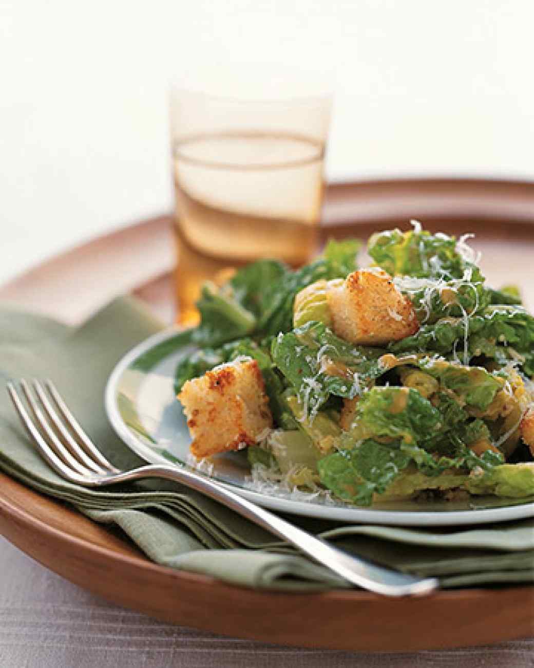 Салат «Цезарь» с маринованной обжаренной куриной грудкой и классической заправкой с вустерширским соусом
