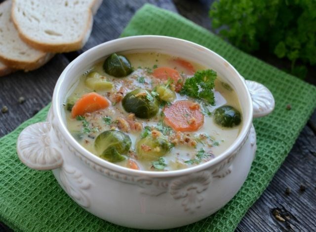 Овощной суп с брокколи и брюссельской капустой на курином бульоне