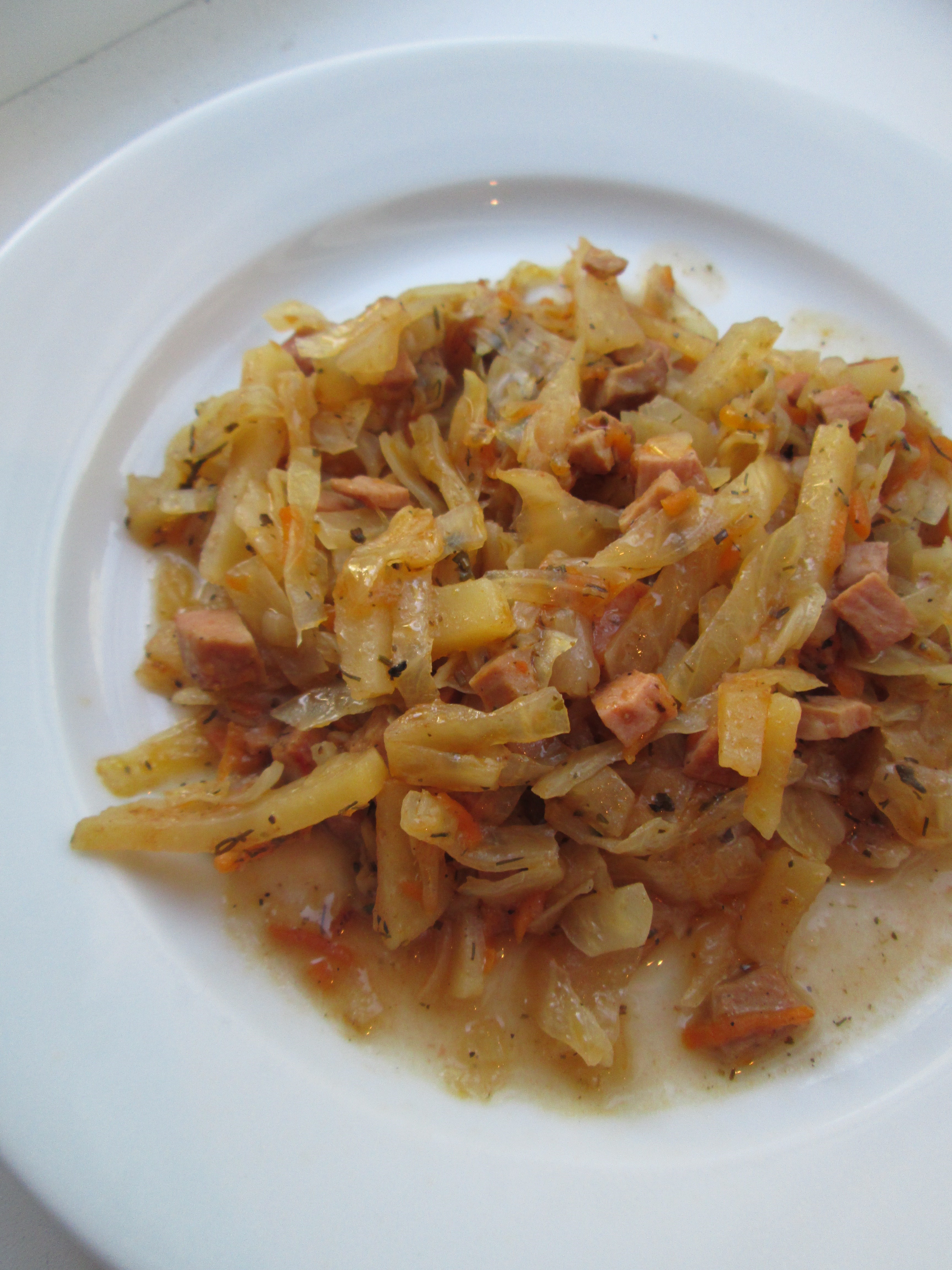 Квашеная капуста, тушеная с сосисками по-венгерски