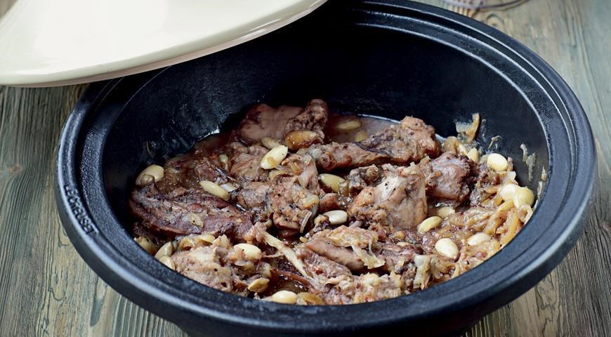 Тажин из цесарки с персиками, миндалем и розами