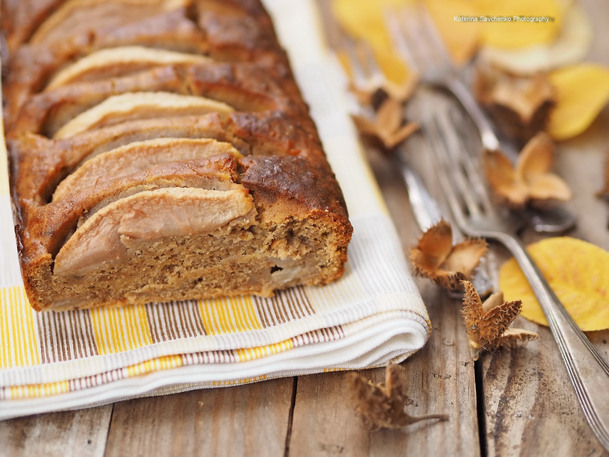 Кекс с грушами и грецкими орехами