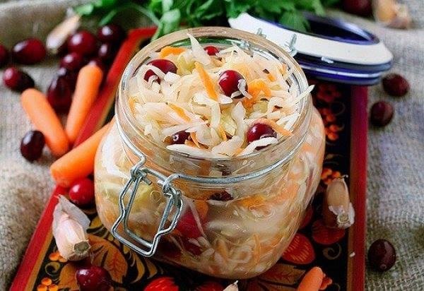 Салат из капусты с клюквой