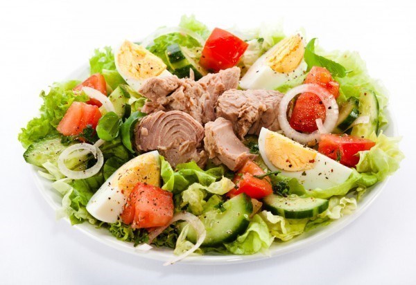 Салат с тунцом и черри