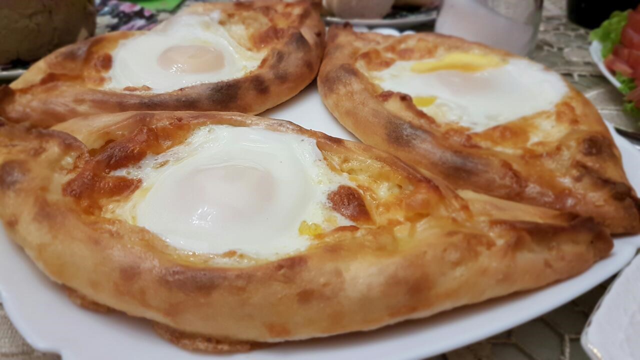 Хачапури по-аджарски.