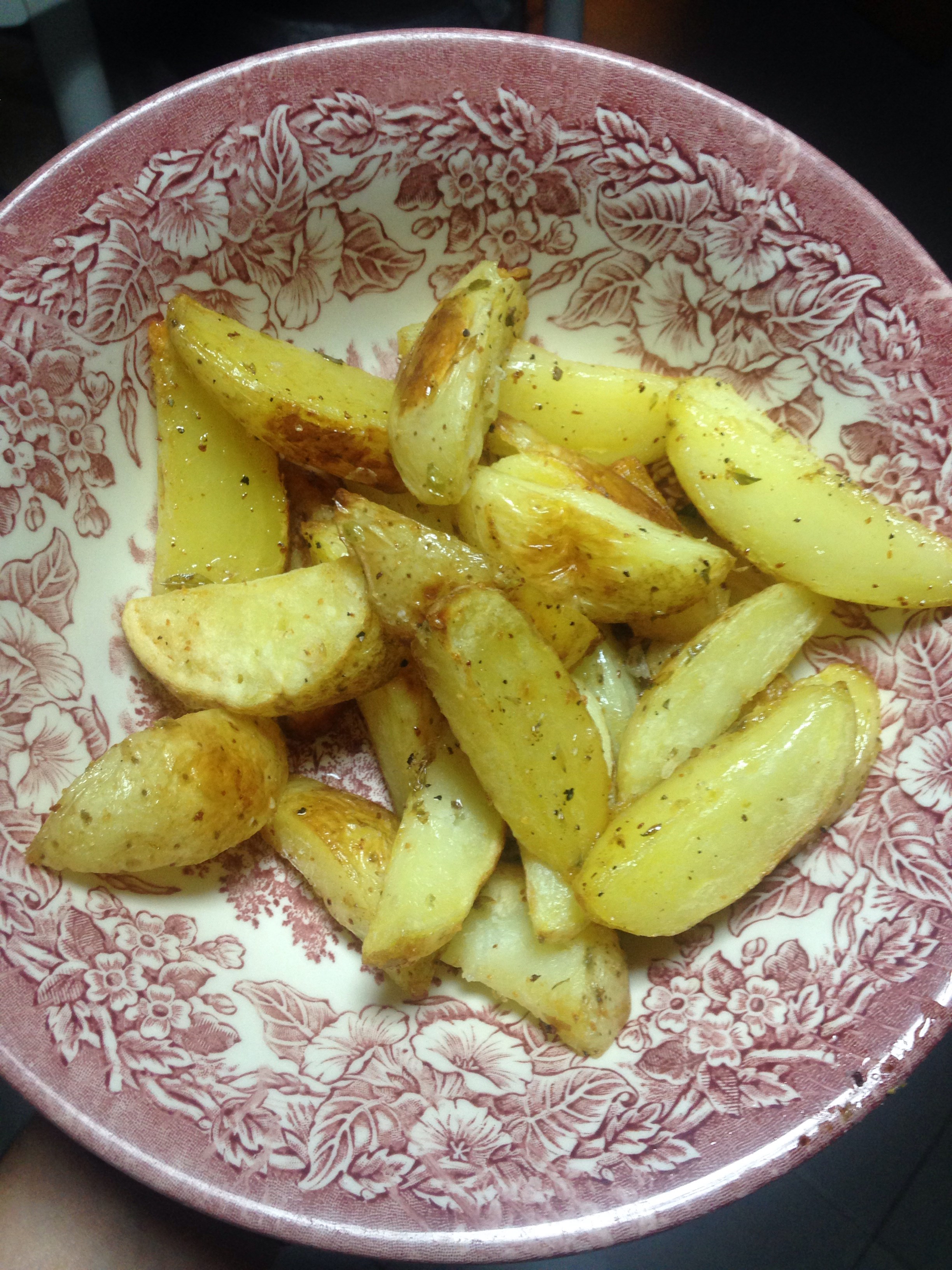 Запеченные картофельные дольки с чесноком и розмарином