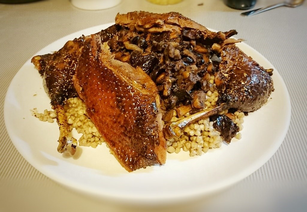 Дикий гусь с яблоками и черносливом