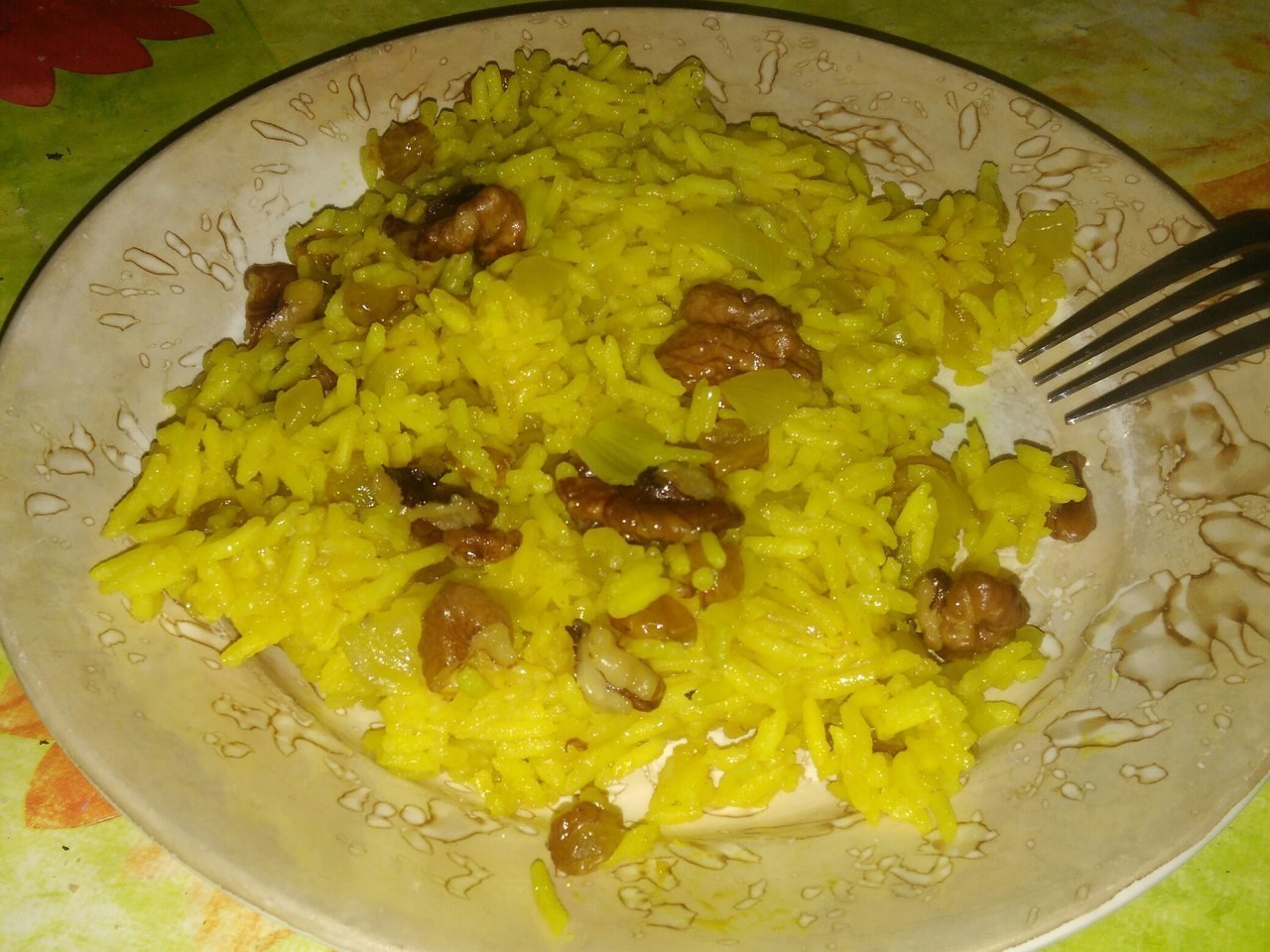 Шафрановый рис с изюмом и орехами