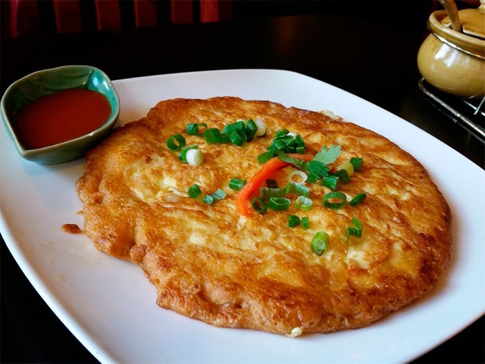Запеканка с рисом и мясом по-тайски (Kai Jiew Moo Saap)