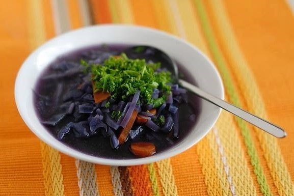 Суп из краснокочанной капусты с копченой курицей