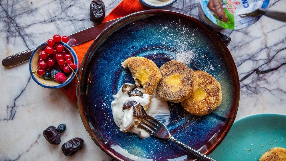 Сырники с кукурузной мукой, орехами и финиками