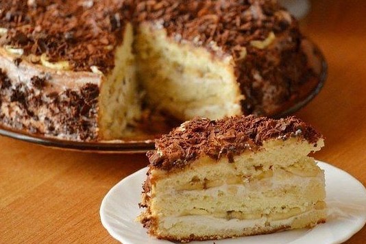 Бисквитный торт с творогом и бананами