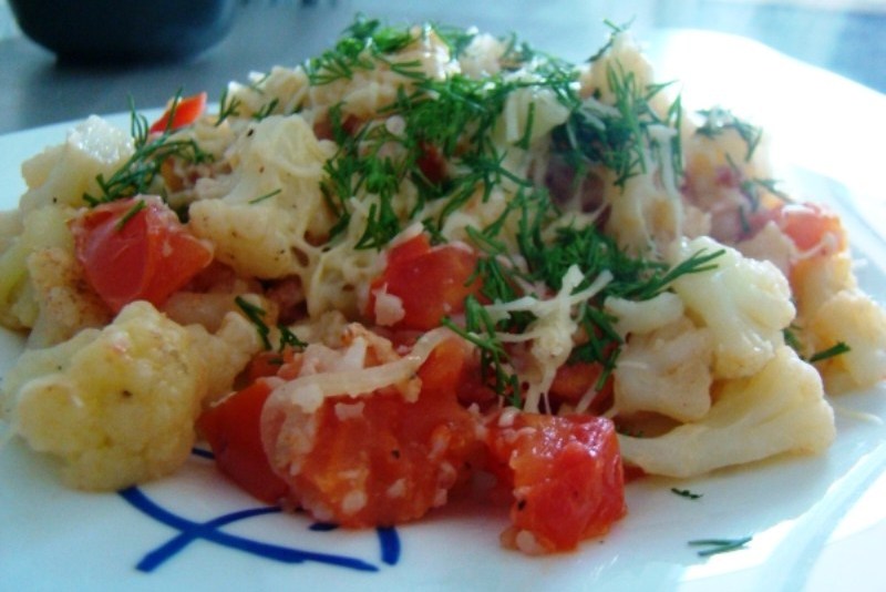 жареная цветная капуста с яйцом и помидорами жареная цветная капуста с яйцом и помидорами