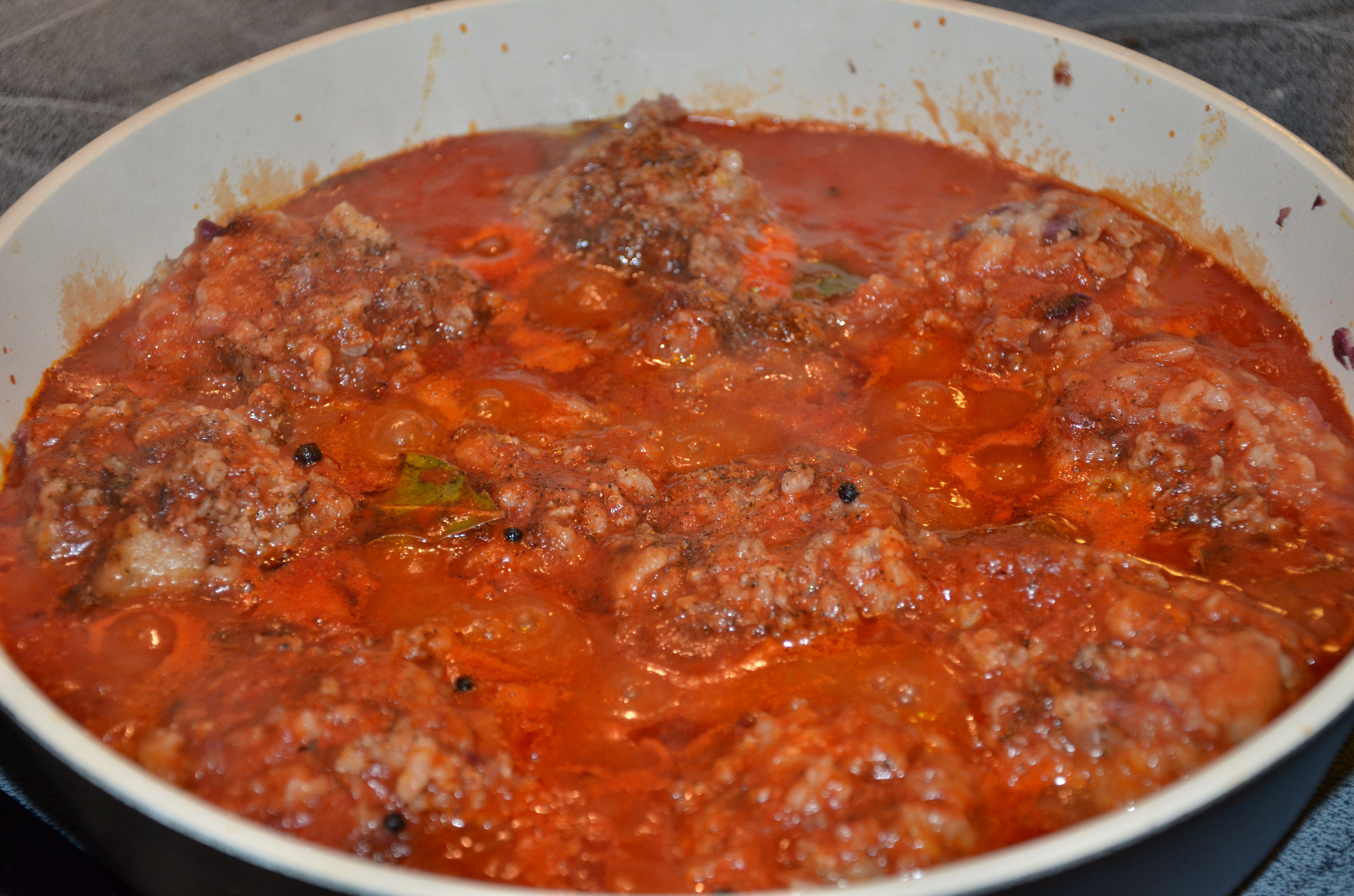Тефтели в томатном соусе на сковороде из фарша с подливкой пошагово фото