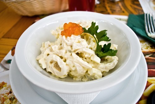 Салат с грецкими орехами и кальмаром